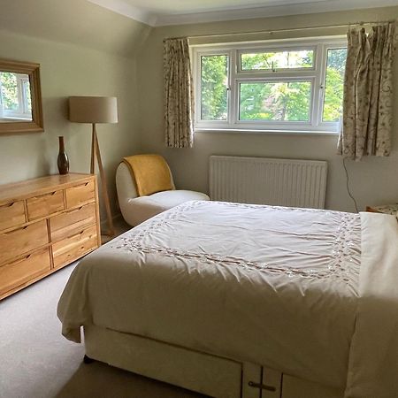 Charming Bournemouth House With Beautiful Spacious Gardens, 5 Min Drive To Beaches, Free Parking For 2-3 Cars Zewnętrze zdjęcie