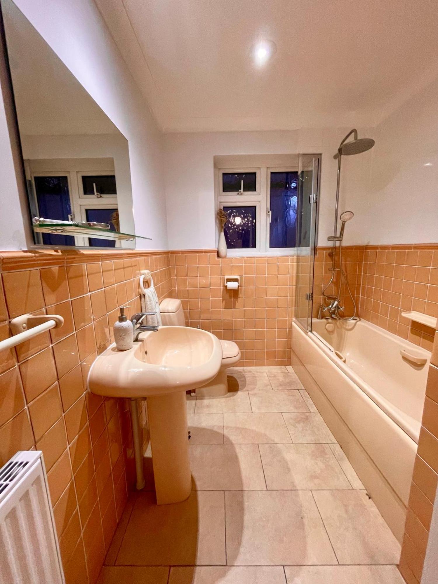 Charming Bournemouth House With Beautiful Spacious Gardens, 5 Min Drive To Beaches, Free Parking For 2-3 Cars Zewnętrze zdjęcie